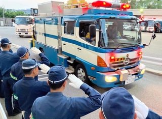 兵庫県警の広域緊急援助隊、120人が熊本へ出発 機材積み、地震被災地で