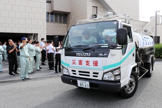 熊本県の被災地に向け出発する姫路市の給水車＝３０日午後、姫路市三左衛門堀西の町