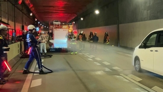 トンネル内での車両火災を想定し、放水訓練を行うパトロール隊員ら＝神戸市長田区、阪神高速神戸山手線神戸長田トンネル