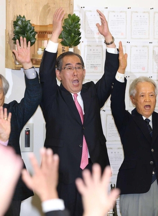 自民党入党後の衆院選で当選確実の知らせを受け、支持者と万歳三唱で祝う松本剛明氏＝２０１７年１０月２２日、姫路市南条