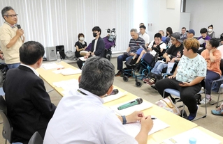 「津久井やまゆり園」の事件について話す「えんぴつの家」の山田剛司事務局長（左端）と参加者ら＝姫路市安田３、市総合福祉会館