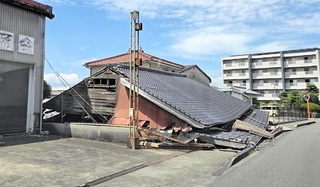 強い揺れで古い家屋の倒壊が目立った＝３０日、熊本県八代市（増島智子さん提供）