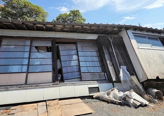 強い揺れで古い家屋の倒壊が目立った＝３０日、熊本県八代市（増島智子さん提供）
