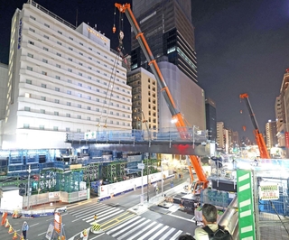大型クレーンで設置される歩行者デッキ＝３１日未明、神戸市中央区（撮影・辰巳直之）