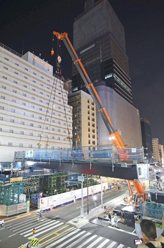 大型クレーンで設置される歩行者デッキ＝３１日未明、神戸市中央区（撮影・辰巳直之）