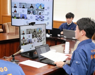 オンラインで開かれた関西広域連合の災害対策支援本部会議。兵庫県の斎藤元彦知事（右）も出席した＝31日午後、兵庫県庁