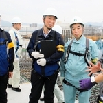 工事現場で安全対策について説明を受ける兵庫労働局の金成真一局長（左端）ら＝神戸市兵庫区中之島１