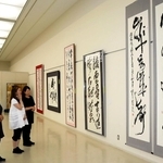 作品展の準備が終わった会場。個性豊かな書が並ぶ＝原田の森ギャラリー