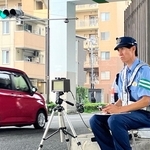 交通事故による死者数急増を受けて速度取り締まりを行う警察官＝１日午後、神戸市須磨区古川町２