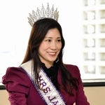ミセス・インターナショナル世界大会への抱負を語る日本代表の冨本美月さん＝神戸市役所