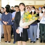 県職員らに歓迎される坂本花織さん＝２日午前、県庁