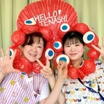 昨年、入院中の子どもたちのためのイベントでポーズを取る田中凪さん（右）と岡本由美さん＝神戸大学医学部付属病院（田中凪さん提供）