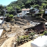 土石流災害直後の被災地。黒い土砂に民家がのみ込まれた＝２０２１年７月１７日、静岡県熱海市伊豆山（太田滋さん提供）