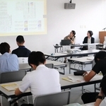 ファクトチェックに関する報道を振り返り、情報の読み解き方について説明する広畑千春記者（奥右から２人目）＝神戸新聞社