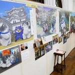 「かなしきデブ猫ちゃん　マルの怪盗Ｘを追え！」で登場した兵庫県各地のイラストが並ぶ＝神戸市灘区王子町３、神戸文学館