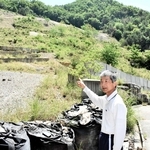 採石場に積まれた盛り土の状況を確認する福井和夫さん（左）と小久保一夫さん＝５月１９日、兵庫県猪名川町清水