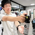 相次ぐクマの出没を受けて、需要が高まっている撃退スプレー＝神戸市中央区三宮町１、好日山荘センタープラザ神戸本店