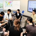 防災をテーマに現地の学校で実施する授業内容を話し合う参加教員たち＝神戸市中央区脇浜海岸通１