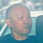 捜査車両に乗せられて長田署を出る菱川龍己容疑者＝６月２４日、神戸市長田区北町３