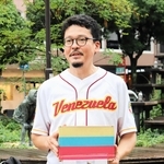 ベネズエラ地震への支援を呼びかける須本エドワードさん＝神戸市中央区元町通１