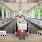 「稼働停止中（再開未定）」と書かれたムービングウオーク。屋根の下、手前と奥に分かれており、往復で４台ある＝神戸市中央区港島南町２