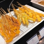 目の前で揚げられる串カツ