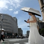 梅雨が明け、夏めいた日差しの下を行き交う人たち＝８日午前、神戸市中央区（撮影・大田将之）