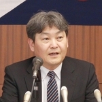 着任会見で意気込みを語る井田直樹神戸税関長＝神戸市中央区新港町