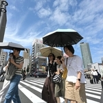 梅雨が明け、青空の下を行き交う人たち＝８日午後２時45分、神戸市中央区（撮影・大田将之）