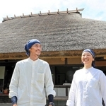 「くさかんむり」の相良育弥代表と１０人目の弟子の石井小春さん＝神戸市北区淡河町神田、ベーグル専門店「はなとね」