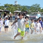 海開きしたばかりの須磨海水浴場ではしゃぐ子どもたち＝９日午前、神戸市須磨区須磨浦通１（撮影・大田将之）
