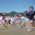 海開きしたばかりの須磨海水浴場ではしゃぐ子どもたち＝９日午前、神戸市須磨区須磨浦通１（撮影・大田将之）