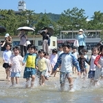 海開きしたばかりの須磨海水浴場ではしゃぐ子どもたち＝９日午前、神戸市須磨区須磨浦通１（撮影・大田将之）