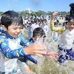 海開きしたばかりの須磨海水浴場ではしゃぐ子どもたち＝９日午前、神戸市須磨区須磨浦通１（撮影・大田将之）