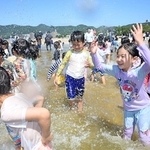 海開きしたばかりの須磨海水浴場ではしゃぐ子どもたち＝９日午前、神戸市須磨区須磨浦通１（撮影・大田将之）