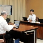 ドクターヘリの「２パイロット制」導入を協議する兵庫県の斎藤元彦知事（右端）ら県幹部＝県庁