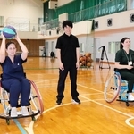 車いすバスケを通じてリハビリを学ぶウクライナの医療従事者＝神戸市西区曙町、兵庫県立障害者スポーツ交流館
