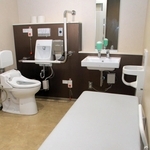 多目的トイレに設置された折りたたみ式の介助用ベッド＝神戸市役所