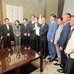 公職選挙法などの改正案を提出した与野党の衆院議員ら＝６月２４日、国会内