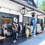 姫路城近くの土産物店「姫路の宝蔵」。訪日客の売り上げは減っていないという＝姫路市本町
