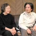過労死した西垣和哉さんの母迪世さん（左）の自宅を毎年訪ねている木谷晋輔さん＝神戸市内