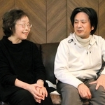 過労死した西垣和哉さんの母迪世さん（左）の自宅を毎年訪ねている木谷晋輔さん＝神戸市内