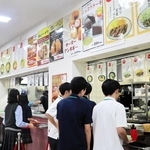 リニューアルした学食を利用する生徒たち＝尼崎市南塚口町１、園田学園高校