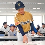 組み合わせ抽選に臨む選手＝１２日午後、神戸市中央区東川崎町１、神戸新聞社（撮影・大田将之）