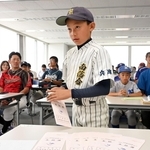 組み合わせ抽選に臨む選手＝１２日午後、神戸市中央区東川崎町１、神戸新聞社（撮影・大田将之）