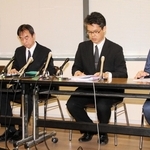 医療事故を発表する神戸市立医療センター中央市民病院、同センター西市民病院の関係者＝１３日午後、神戸市役所