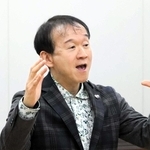 指揮をしながら学生らと歌う臼井真さん＝２０２４年１２月、神戸市北区鈴蘭台北町７、神戸親和大学