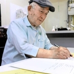 面談前に生活習慣などを尋ねる健診票に記入する＝コープリビング甲南