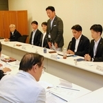 地元選出の国会議員と意見交換する阪神地域の市町長ら＝東京都千代田区