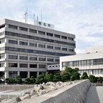 明石市役所の本庁舎（左）とつながる議会棟（右）＝明石市中崎１、明石市役所